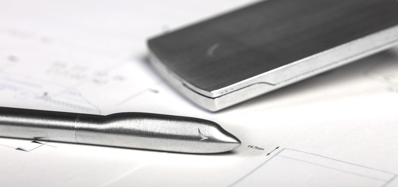 75_anniversary_cardholder_pen_set_close_cropped 75_anniversary_cardholder_pen_set_close_cropped