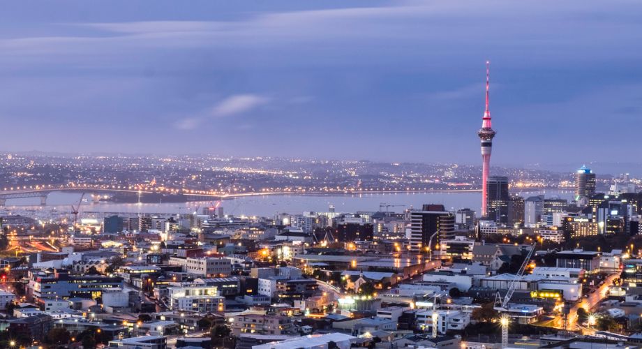 Der Sky Tower von Auckland in der Dämmerung
