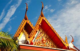 The strikingly intricate roof of Wat Chanasongkhram Ratchaworamahawihan