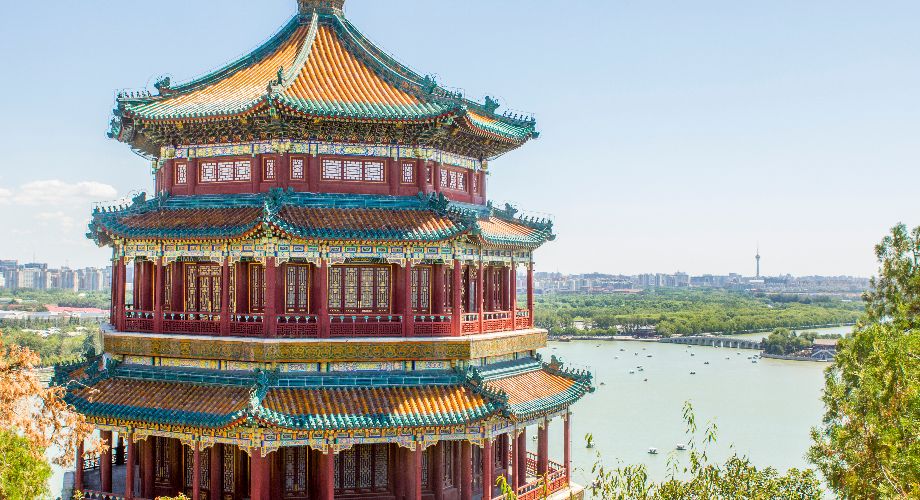 Pagoda en el Palacio de Verano de Pekín con el cielo azul de fondo
