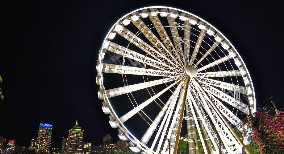 The Wheel of Brisbane in motion at night