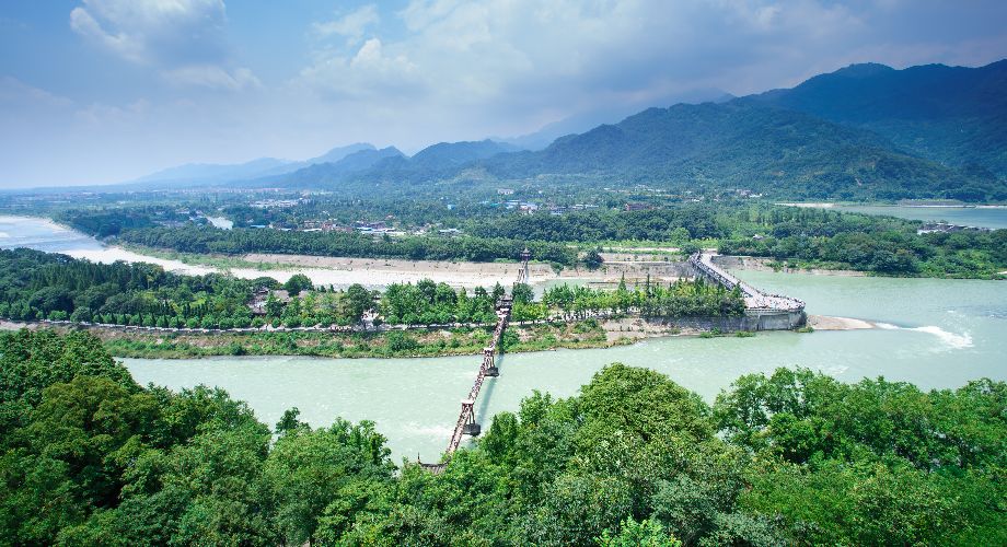 O sistema de irrigação de Dujiangyan na planície de Chengdu