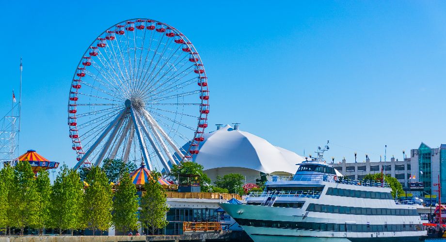 Yates y la noria en un día despejado en Navy Pier, Chicago