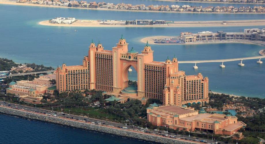 ภาพมุมสูงของ Atlantis รีสอร์ทหรูหรา และ The Palm บนเกาะจูไมราห์ของดูไบ