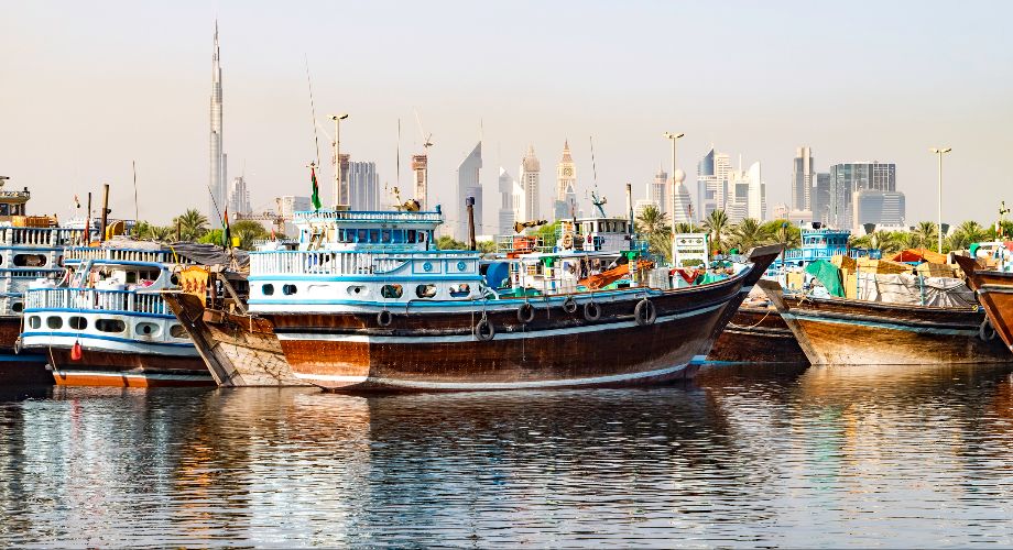 เรือของคนท้องถิ่นในดูไบครีกที่มีภาพตึกสูงระฟ้าเป็นฉากหลัง