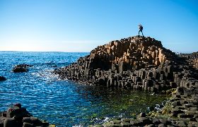 Menikmati pemandangan matahari terbenam di Giant's Causeway