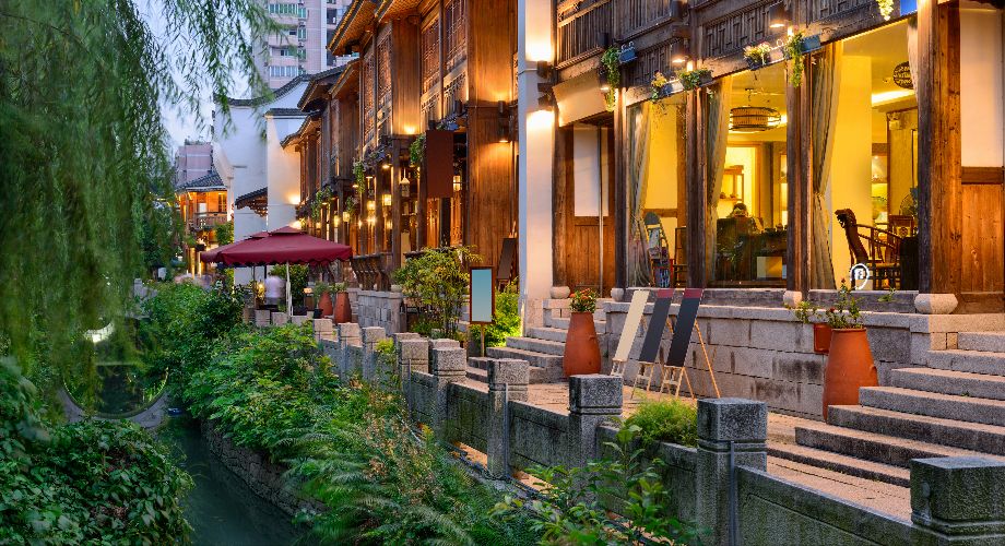 Beleuchtete, traditionelle Häuser am Abend im historischen Viertel Three Lanes and Seven Alleys in Fuzhou