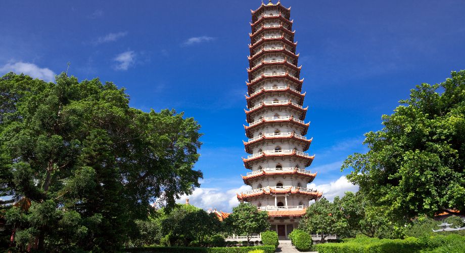 Die siebenstöckige, achteckige Weisse Pagode am Yushan Hill von Fuzhou bei Dämmerung