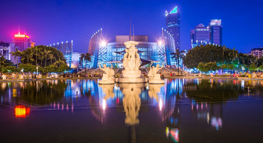 Beleuchtete Marmorstatuen im Brunnen im Wuyi Square Park in Fuzhou gegen den Abendhimmel