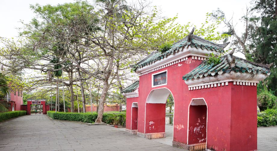 La porte aux murs roses du temple des Cinq Ministres (Five Ministers Temple) à Haikou