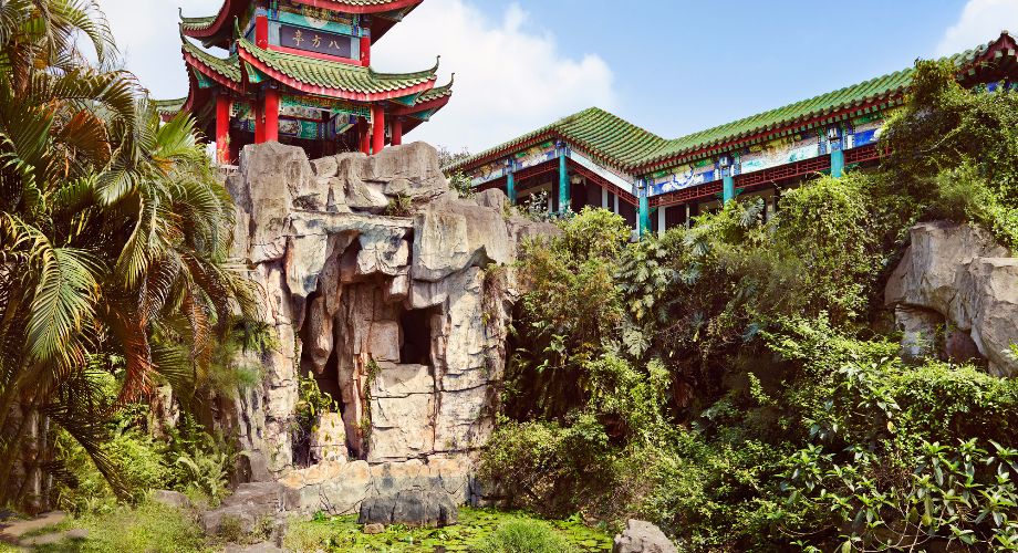 La tombe à deux niveaux d’Hai Rui élevée sur un affleurement rocheux, entouré de verdure à Haikou