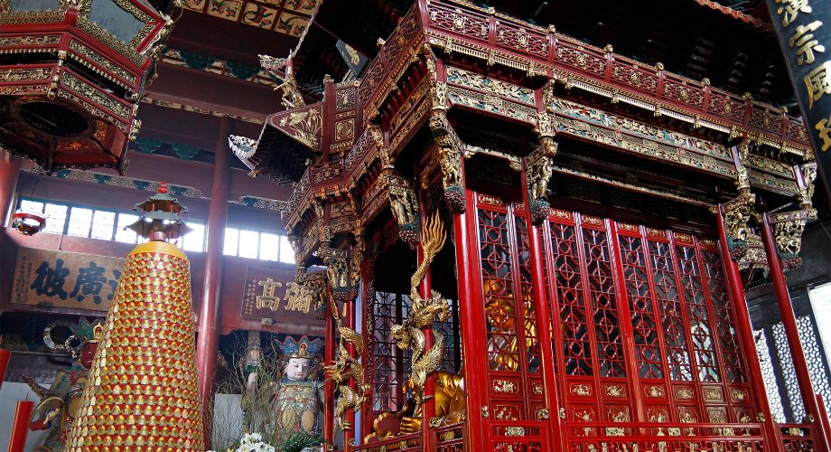 Profusa decoración y policromía interior del templo Lingyin de Hangzhou