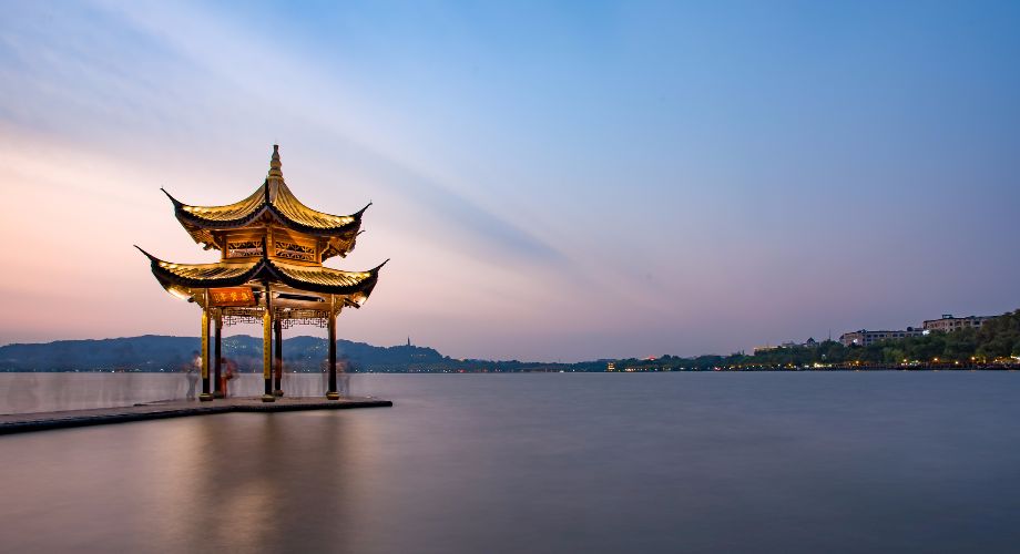 Atardecer en el Lago del Oeste de Hangzhou y cenador 