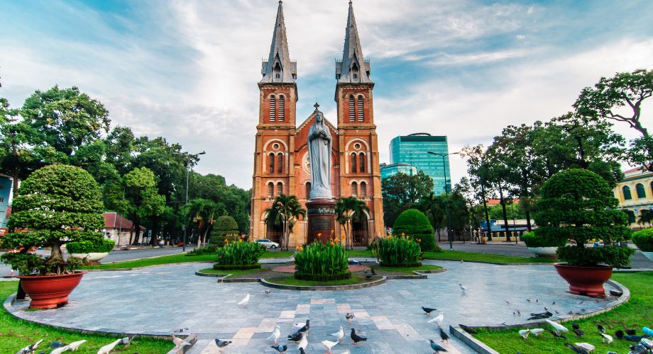 De Notre-Damebasiliek van Ho Chi Minh stad tegen een gedeeltelijk bewolkte hemel