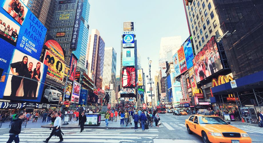 Cách tốt nhất để đi bộ xung quanh Thành phố New York là đi bộ, bên cạnh đó bạn cũng có thể di chuyển bằng phương tiện giao thông công cộng