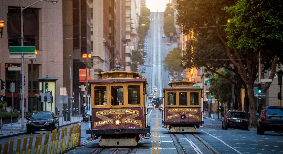 Gelbe Straßenbahnen auf einer Straße von San Francisco 