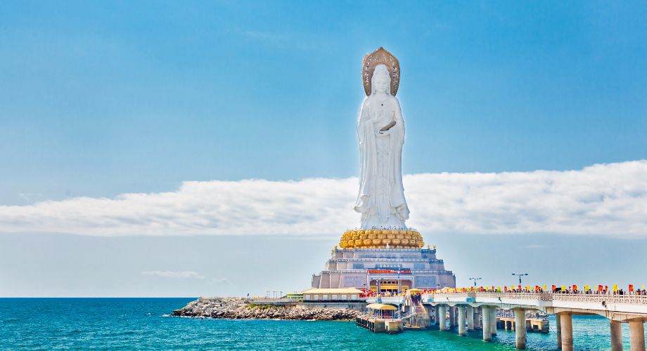 La estatua de Guanyin de Nanshan al final del muelle, en Sanya