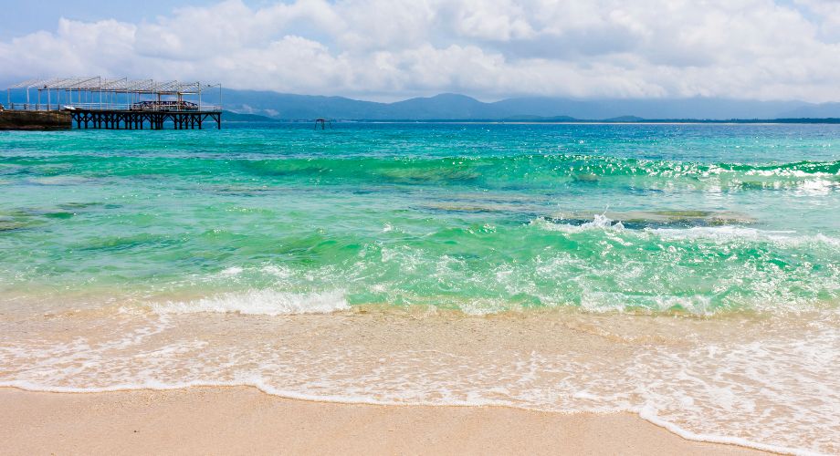 Arena blanca y aguas cristalinas en Sanya