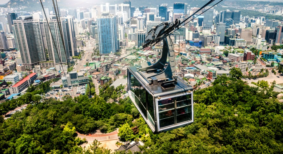 Un téléphérique relie le sommet du mont Namsan 