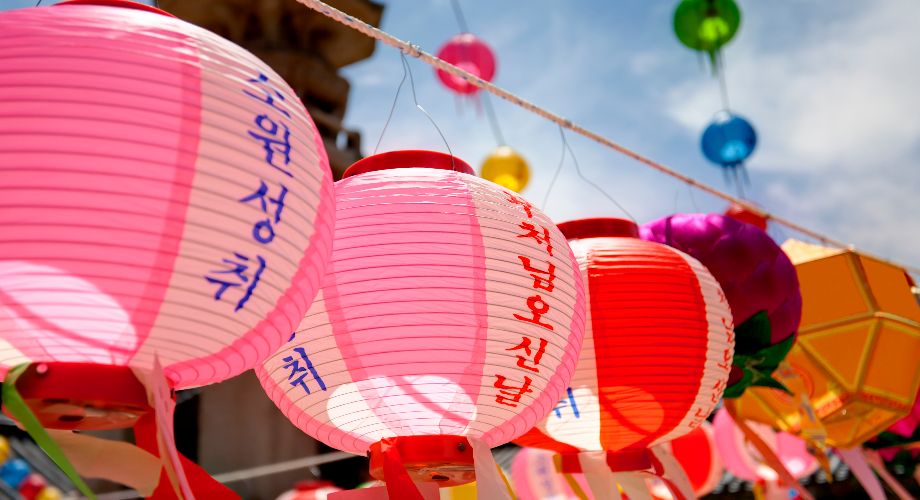 Des lanternes de couleur vive ornées de calligraphie coréenne