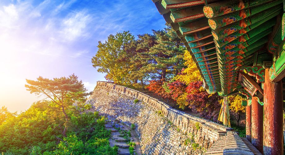 Mur et toit de la forteresse de la montagne Namhansanseong sous le soleil