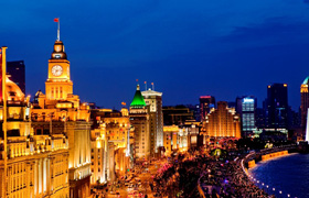 Ночные огни старинного отеля Fairmont Peace Hotel