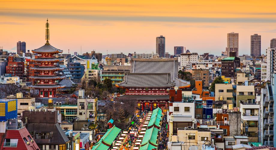 Blick in das Viertel Asakusa in Tokio mit orangefarbenem Himmel