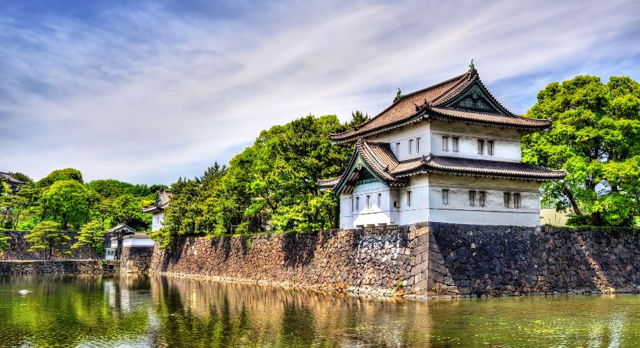 Die Burg Edo mit Burggraben in Tokio an einem sonnigen Tag