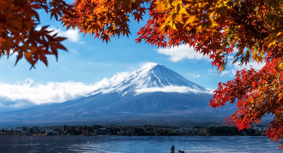 Ansicht des Bergs Fuji und des Sees Kawaguchiko in der Fünf-Seen-Region nahe Tokio