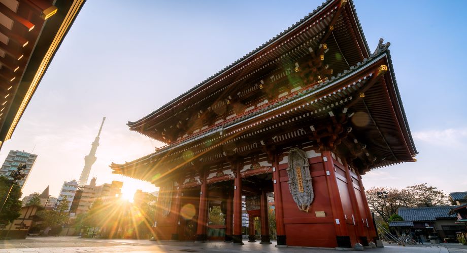 Der Tempel Sensoji-ji in Tokio bei Sonnenaufgang