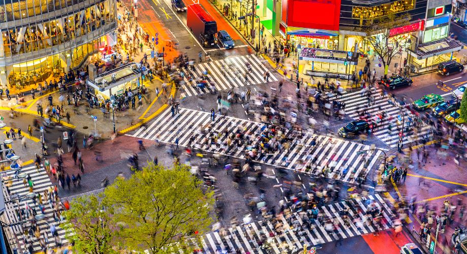 Leute und grelle Lichter an der Shibuya-Kreuzung in Tokio