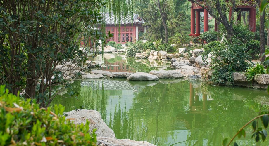A garden in Huaqing Hot Springs near Xi’an with green lake and trees