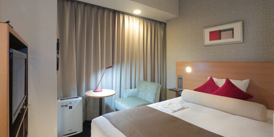 酒店房間內有一張床、一台電視和一扇窗戶，環境舒適宜人。