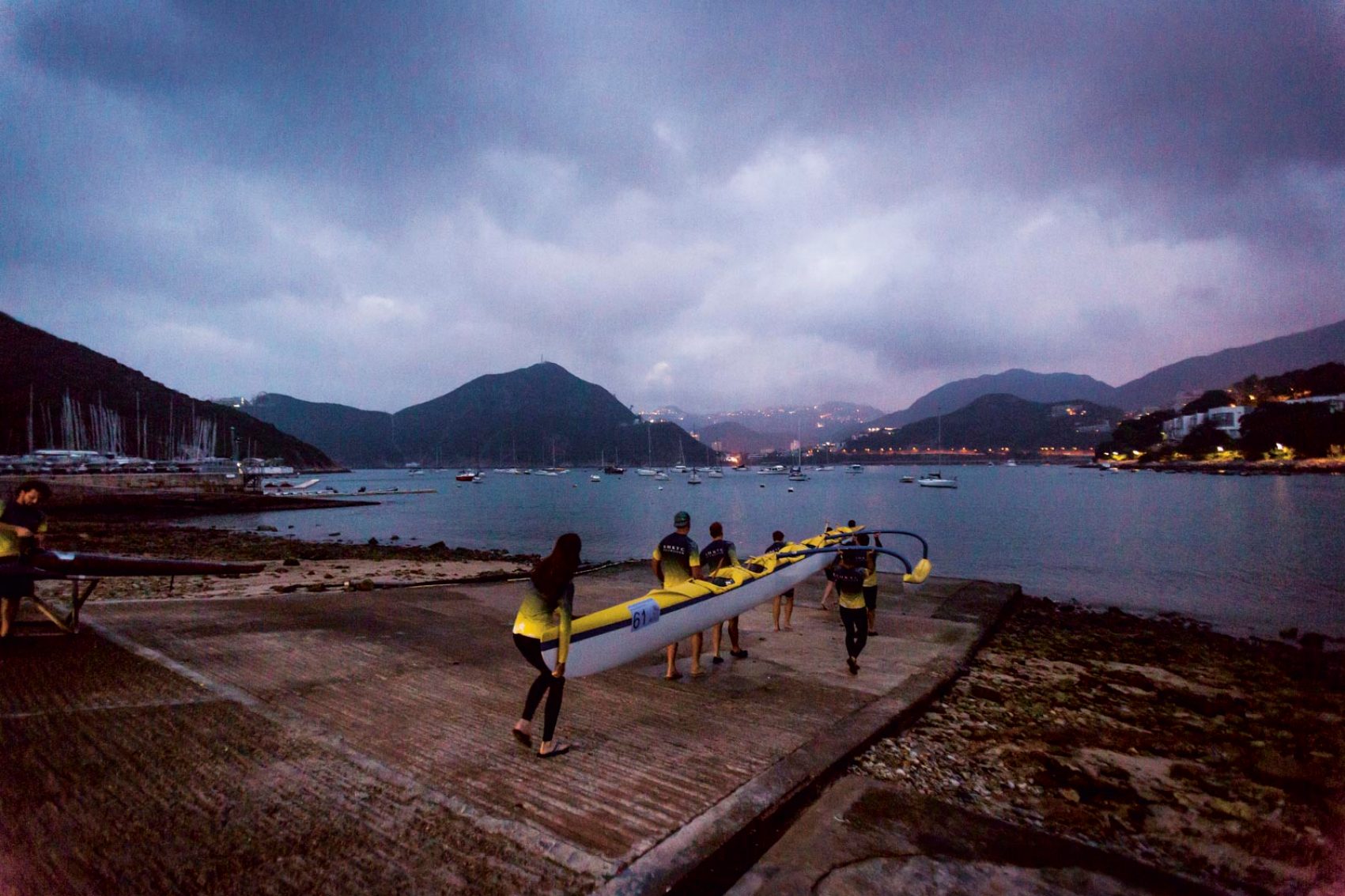 A team is going to paddle out into the sea in Hong Kong