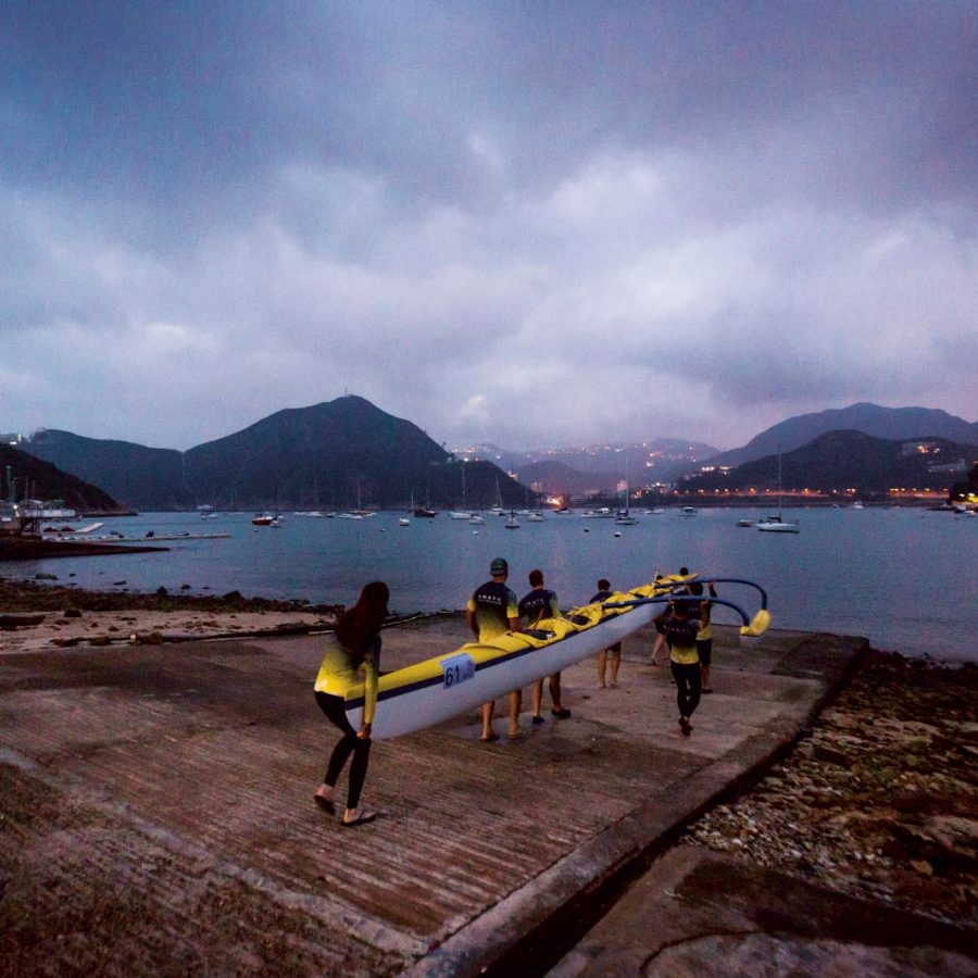 A team is going to paddle out into the sea in Hong Kong