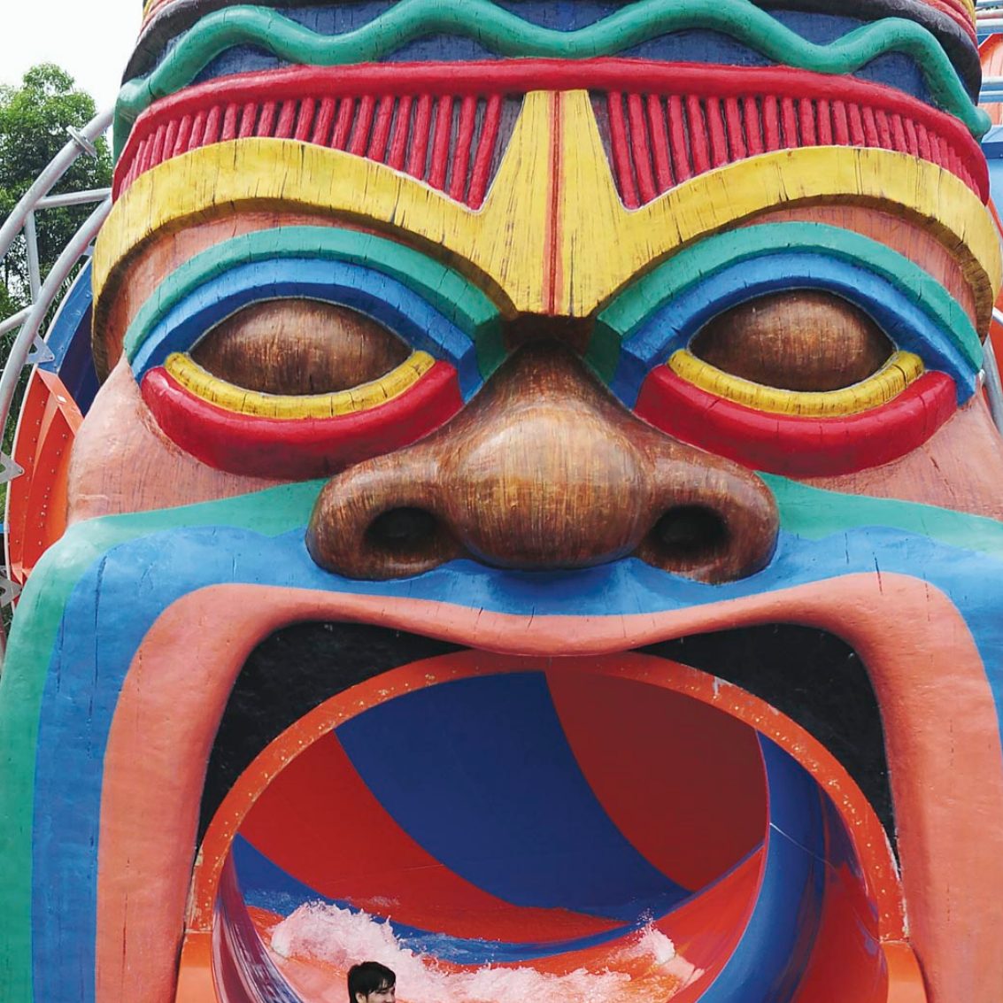Chimelong Paradise Guangzhou incorporates an elaborate water park with a wide variety of swirling slides and inner-tube rides