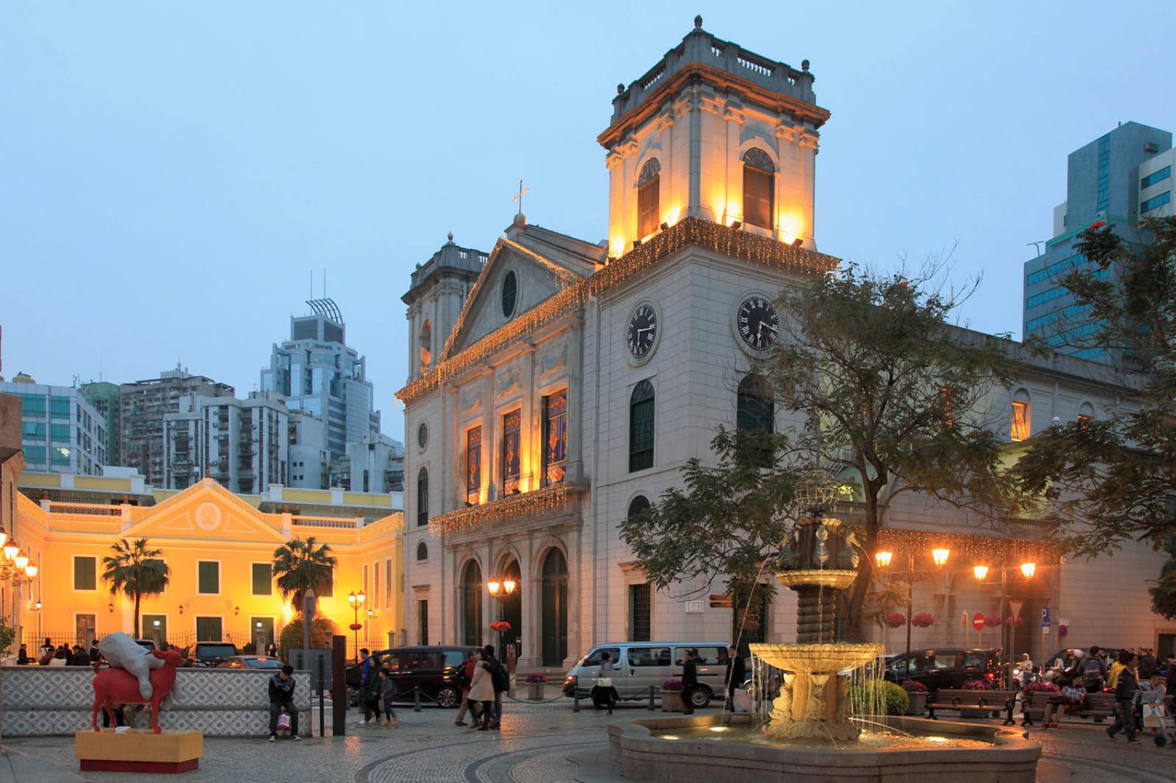 Cathedral Square, Three Lamps District