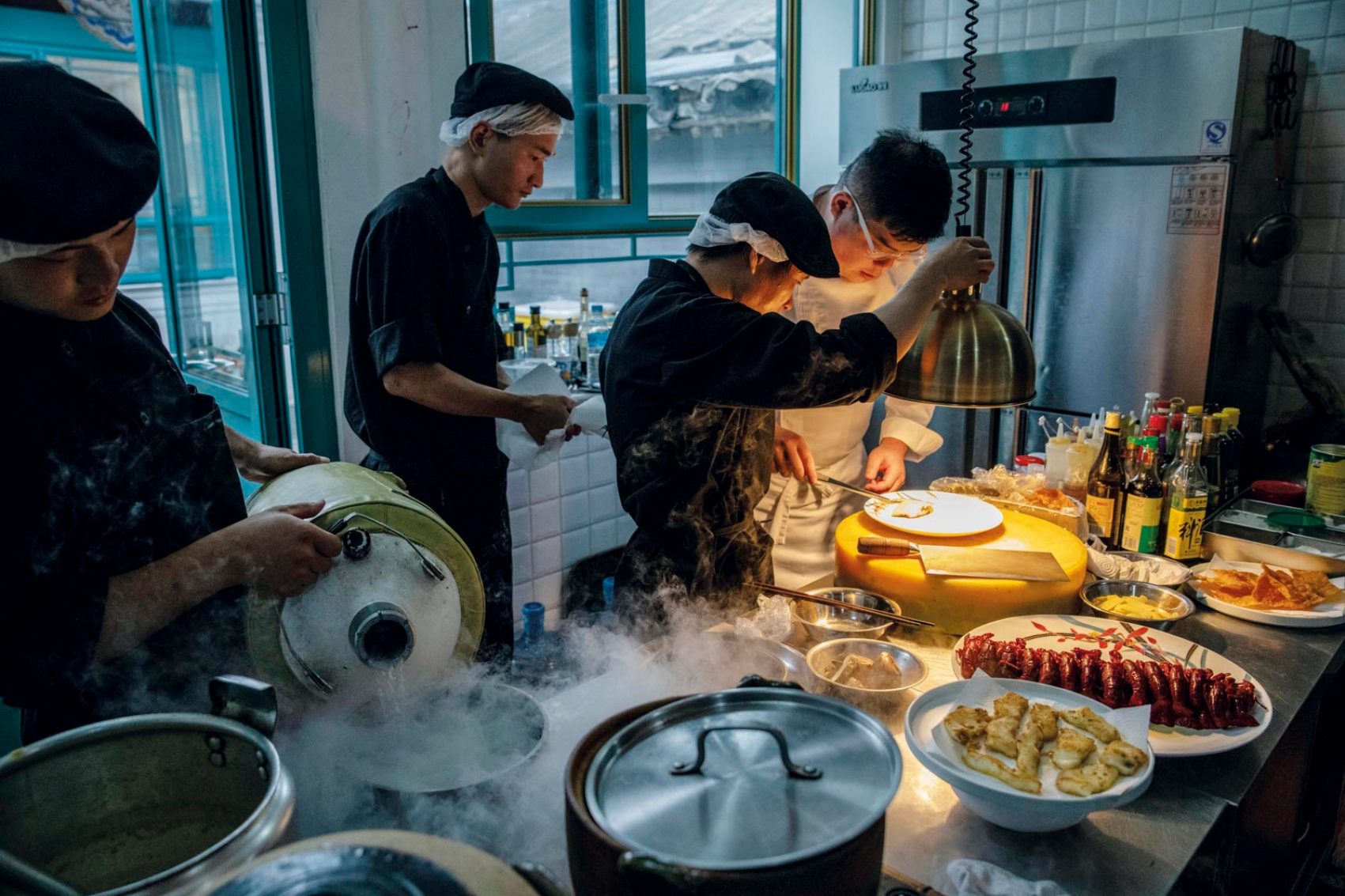 Chefs at Yan Jin Tang restaurant, Beijing. Credit: Gilles Sabrie 