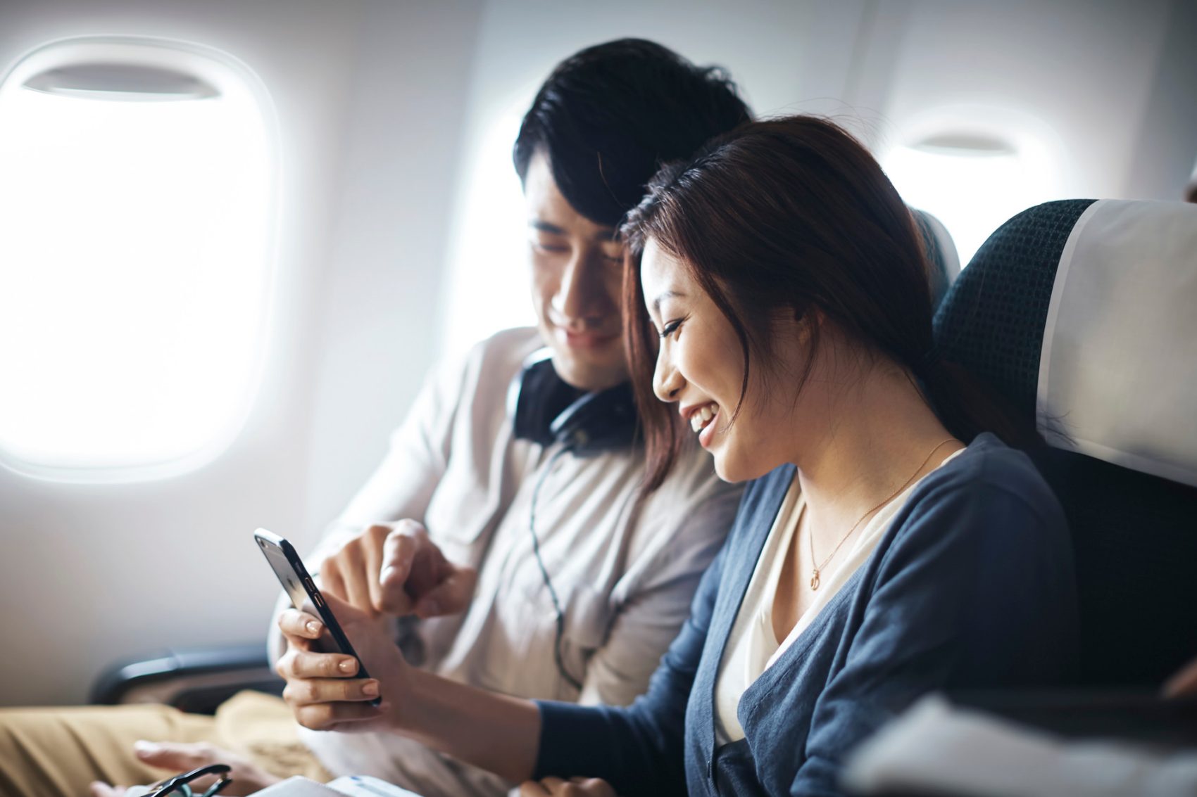 Couple on Cathay Pacific flight using Wi-Fi