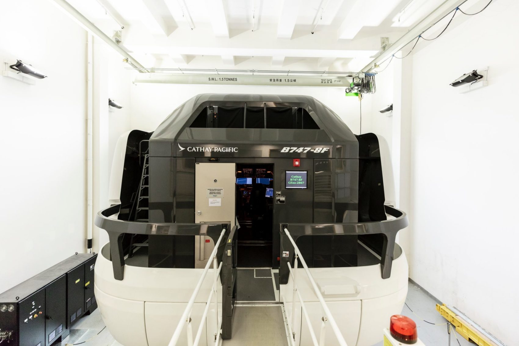 Boeing 747-8F flight simulators 