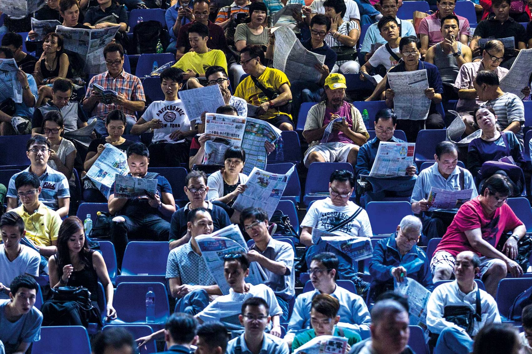 Spectators in horse racing. Credit: Bloomberg Finance LP