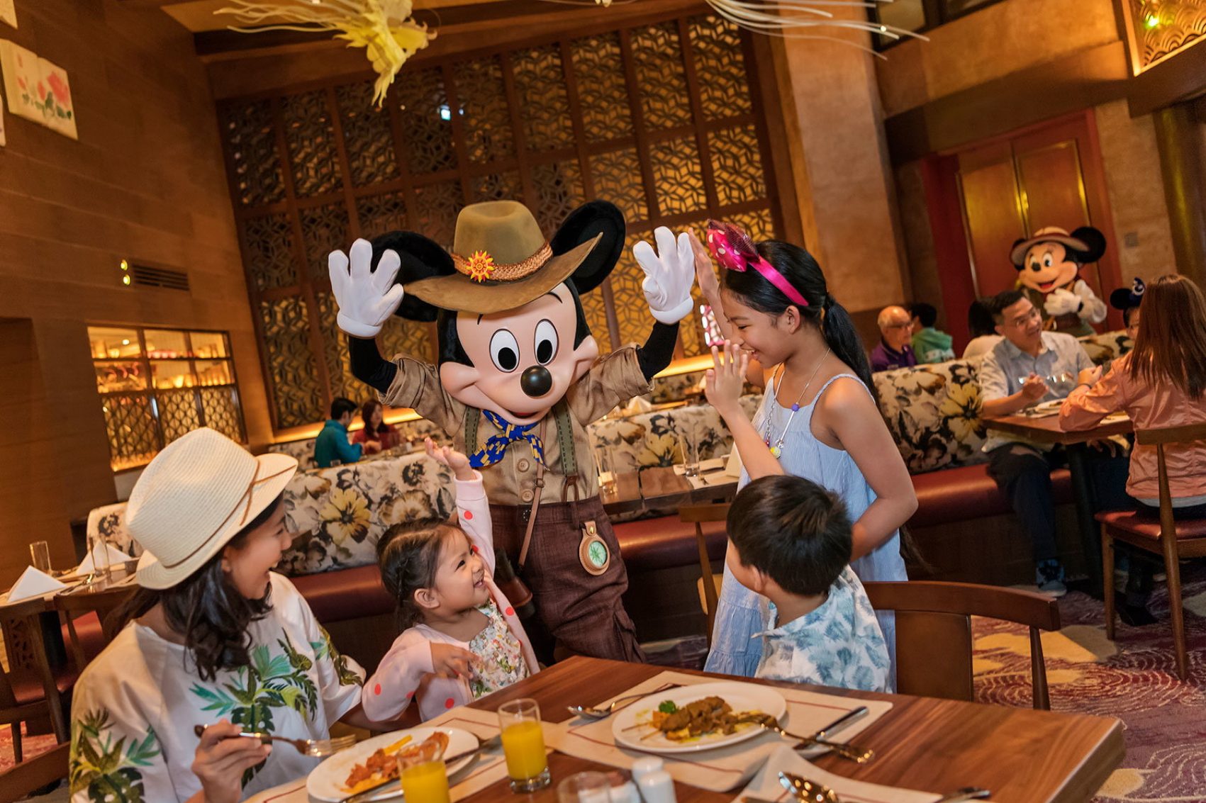 Character dining experience. Credit: Hong Kong Disneyland