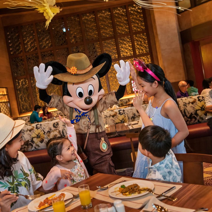 Character dining experience. Credit: Hong Kong Disneyland