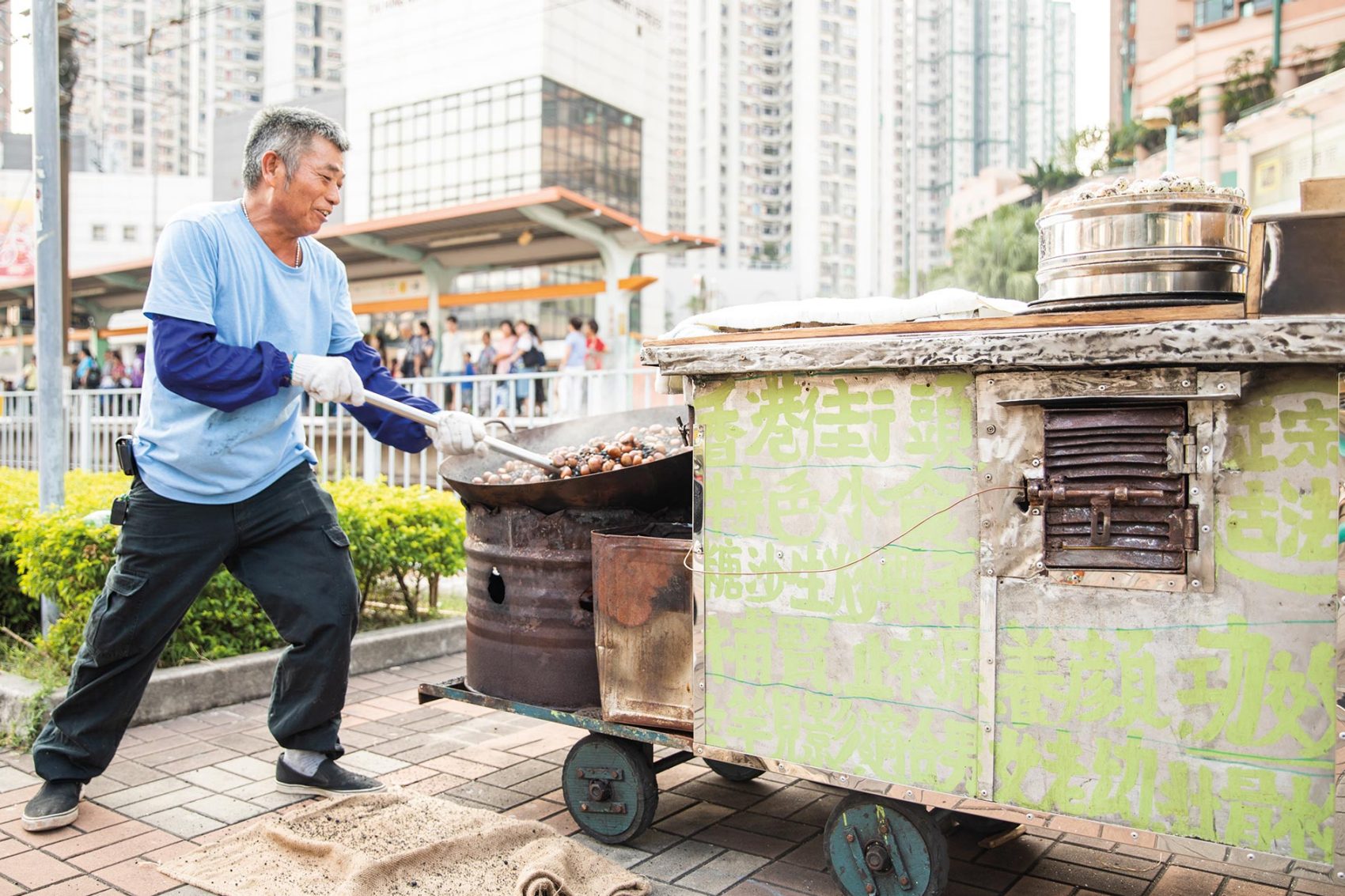 Hong Kong roast chestnut hawker Wong Yau-shun. Credit: Moses Ng