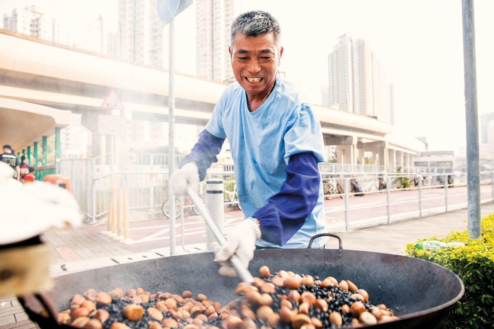 Hong Kong roast chestnut hawker Wong Yau-shun. Credit: Moses Ng