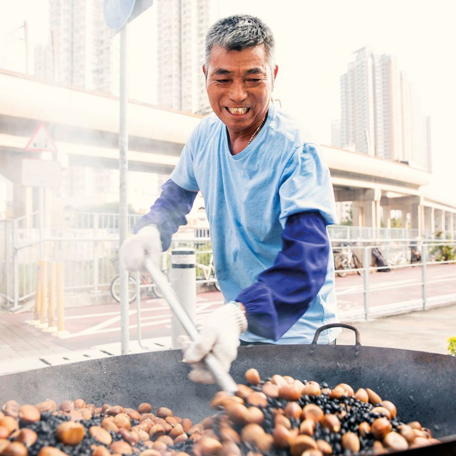 Hong Kong roast chestnut hawker Wong Yau-shun. Credit: Moses Ng