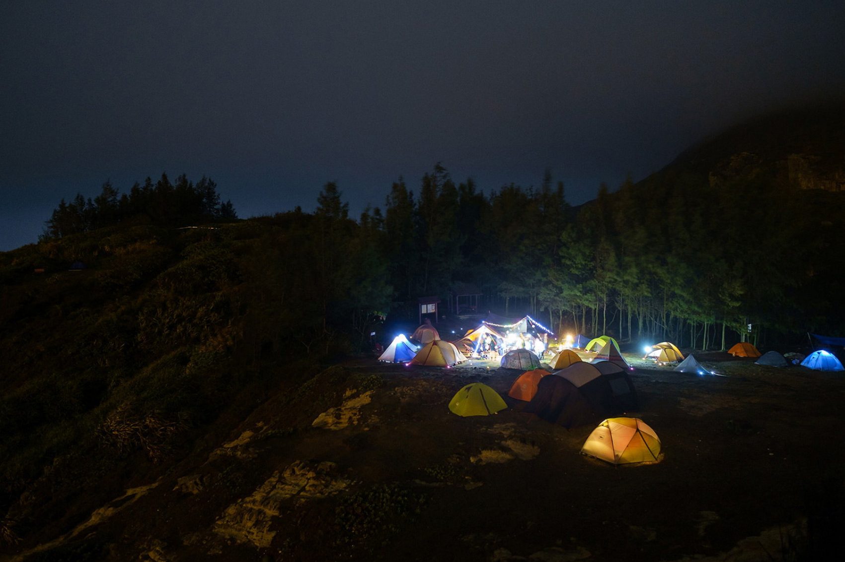 Tents on Tung Lung Chau. Credit: peterlamphotography.com