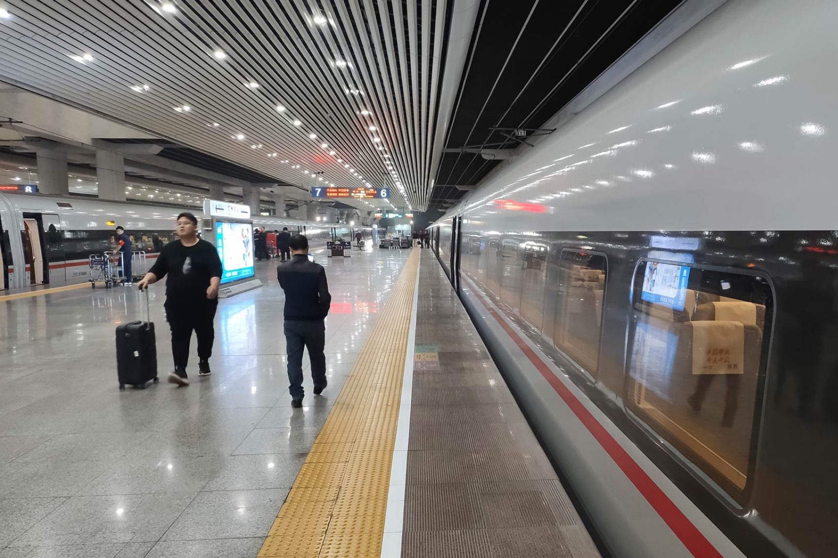 The high-speed train platform of the Guangzhou South Railway Station