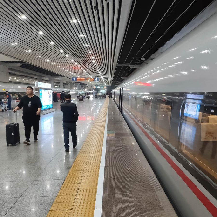 The high-speed train platform of the Guangzhou South Railway Station