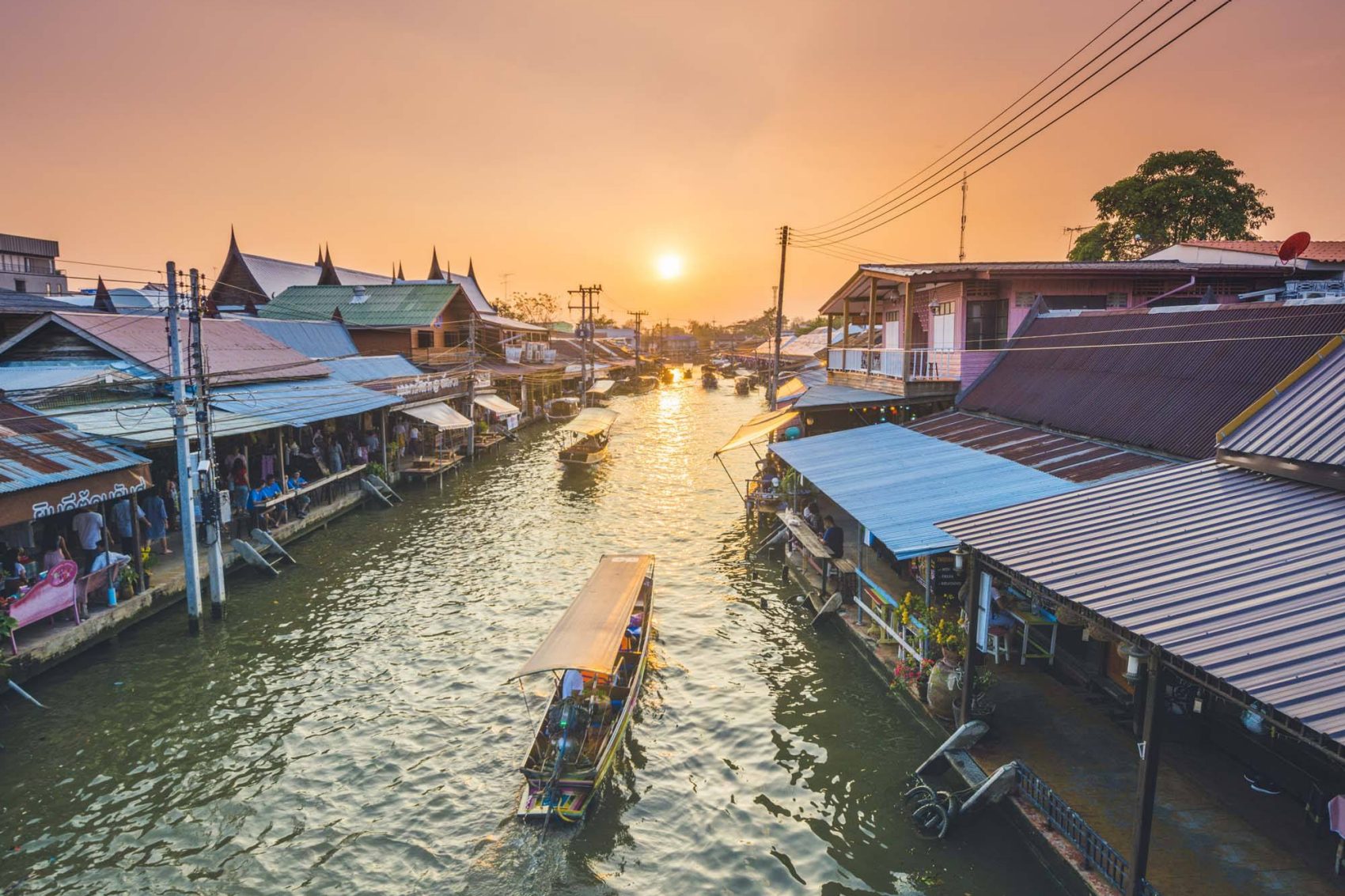 A view of a boat sailing through Bangkok waters